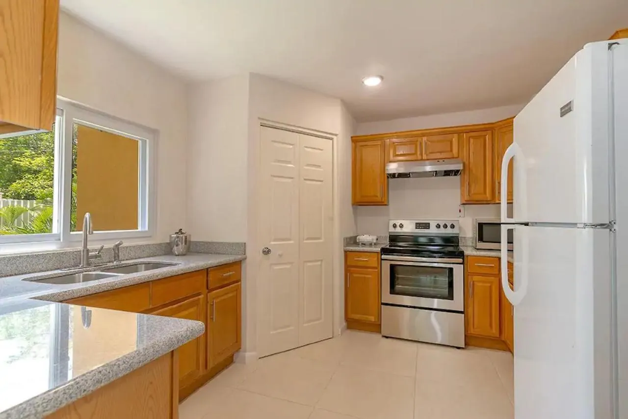 Holiday home New 3-Bed On Hip Strip, Beach Access, Sleeps 8 Montego Bay