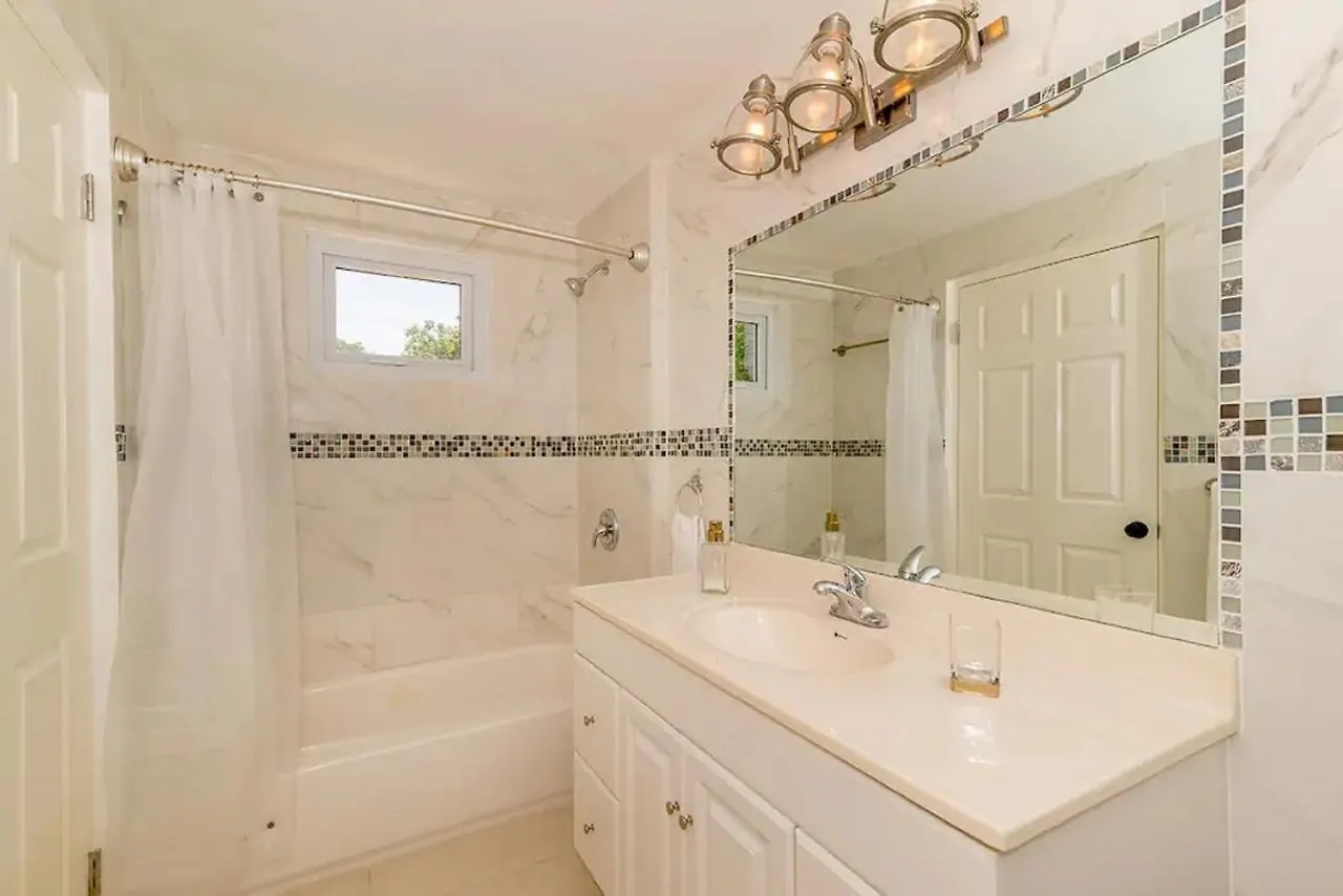New 3-Bed On Hip Strip, Beach Access, Sleeps 8 Montego Bay